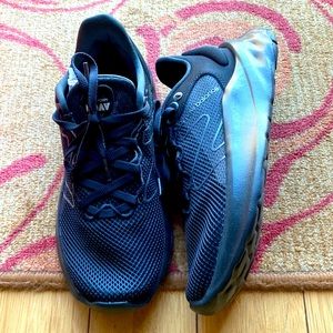 New Balance men’s sneakers. New in a box